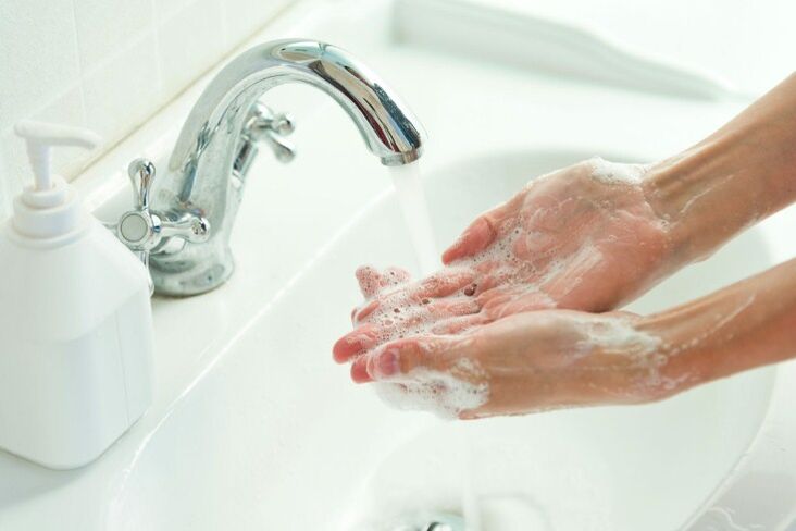 roku mazgāšana ar ziepēm, lai novērstu tārpus